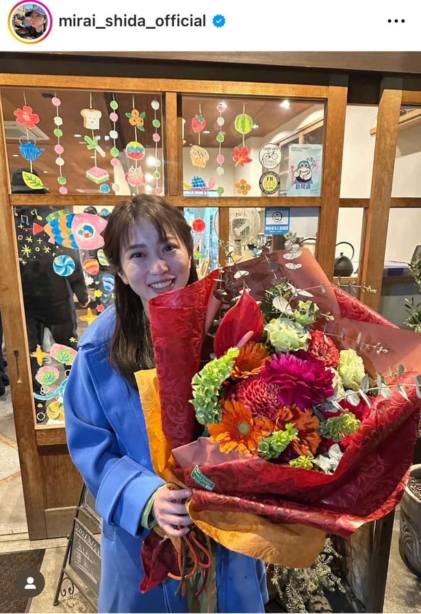 【写真】志田未来、大きな花束を手に泣き笑顔のクランクアップショット