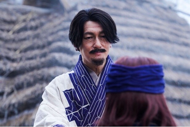 映画「ゴールデンカムイ 網走監獄襲撃編」でアシリパのアチャ(父)ウイルクを演じる井浦新のインタビュー映像が公開された