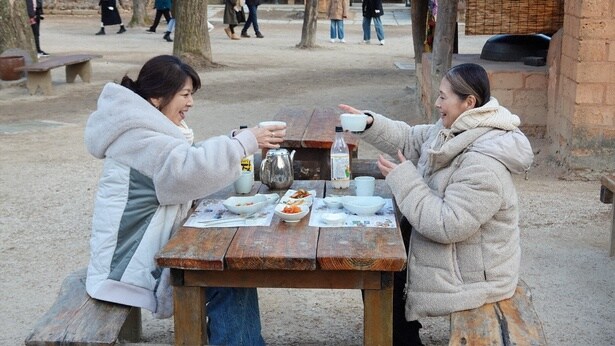 飯島直子「キマってますか？」 小泉今日子との韓国2人旅、未公開シーンを大放出＜飯島直子の今夜一杯いっちゃう？＞