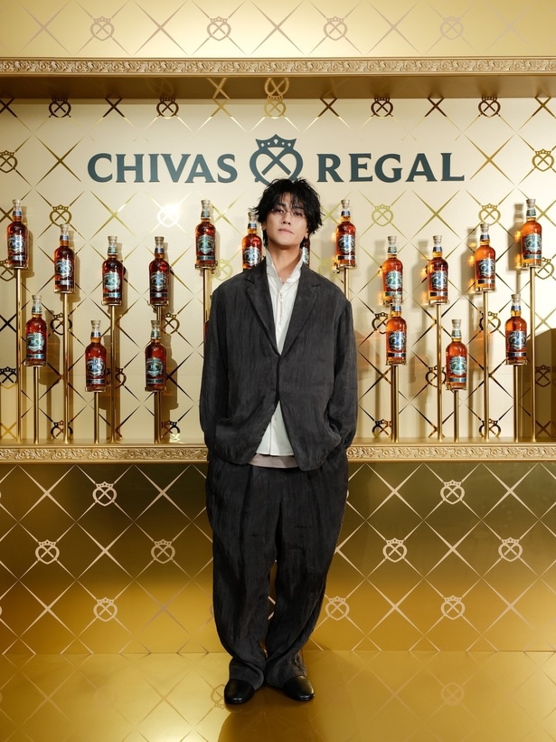 赤西仁、リムレスメガネ姿でフォトコールに登場「例えば、今の事務所を離れてみようかなと考えたりもしています(笑)」