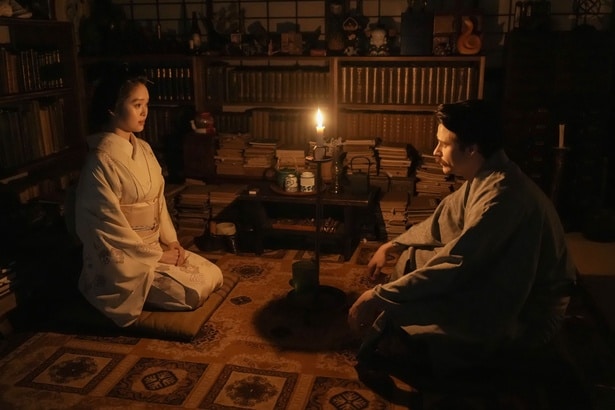 トキ(高石あかり)＆ヘブン(トミー・バストウ)がろうそくを挟んで語り合う、最終回のラストシーン