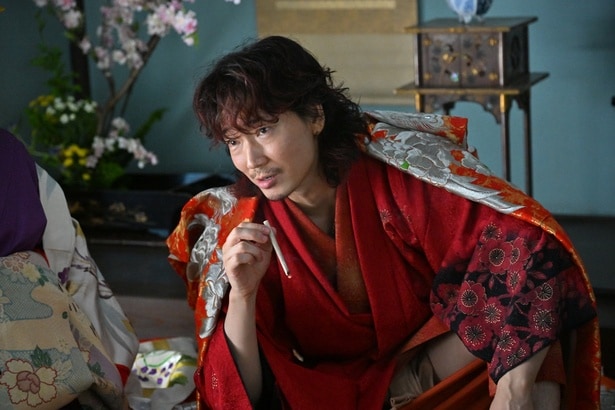 圧倒的な強さと色気で、身内である壬生浪士組の隊士たちをも恐れさせる芹沢鴨(綾野剛)