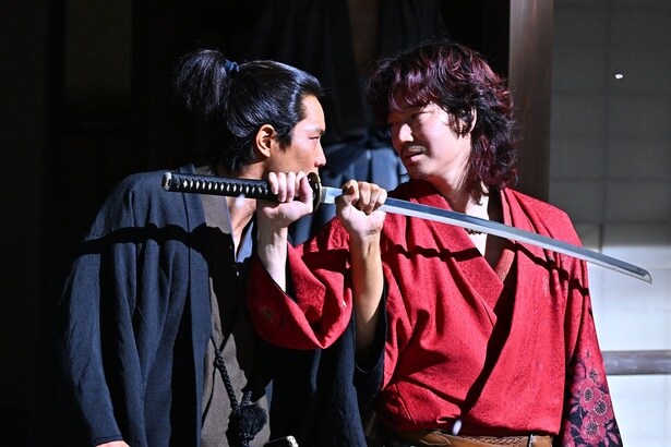 近藤勇(鈴木伸之)ら“試衛館派”は、芹沢鴨(綾野剛)率いる“水戸派”と対立