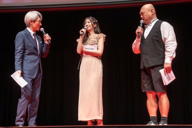 MCを務めた登坂淳一とクロちゃん、応援アンバサダーの高本彩花