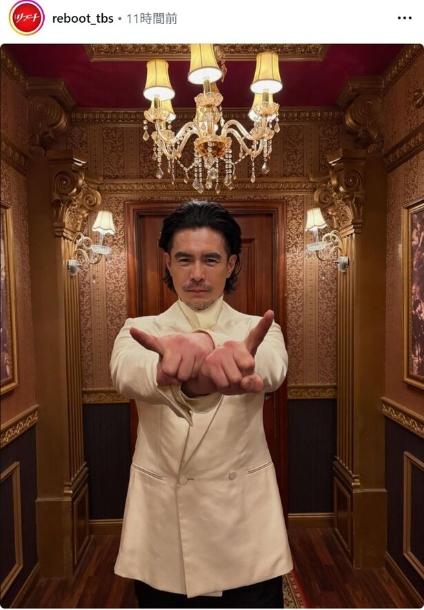 【写真】ホワイトのツーピース姿がお似合いの伊藤英明