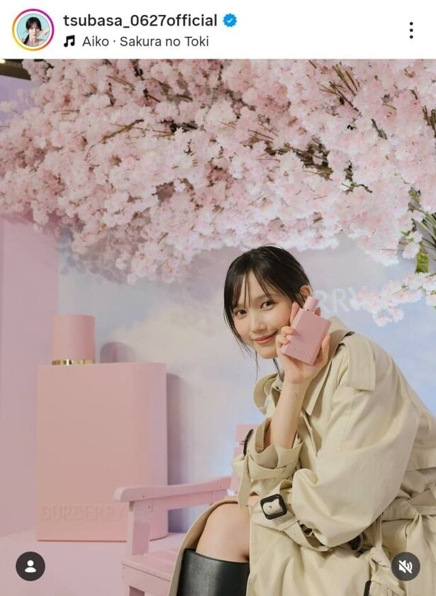 【写真】本田翼、桜背景にトレンチコートの春コーデ披露