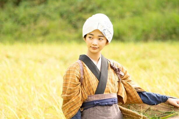 畑仕事に励むりん(見上愛)