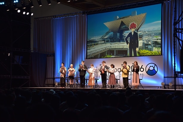 ステージに登場した川島零士、本渡楓、小西克幸、鬼頭明里、興津和幸、悠木碧、松岡禎丞、内山夕実(写真左から)
