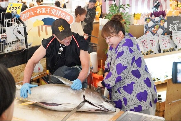 マグロ解体ショーを体験するますみ