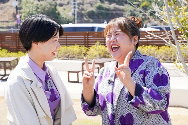 天才ピアニストの竹内知咲(左)とますみ(右)