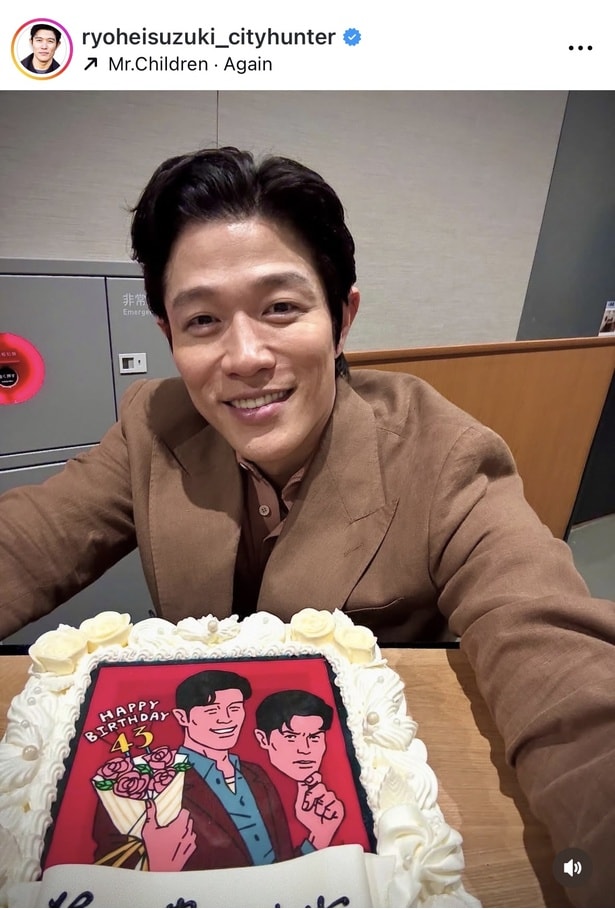 【写真】ドラマ「リブート」仕様の特製ケーキを前に、爽やかな笑顔を見せる鈴木亮平