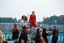 YOSHIKI、F1日本グランプリ決勝で「君が代」を披露　ピアノ＆ドラムの特別アレンジに「歴史的な演奏」と世界中が絶賛