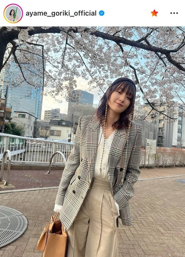 【写真】まるで春ドラマの主人公…剛力彩芽、仕事日の“私服”が洗練オーラ放つ姿