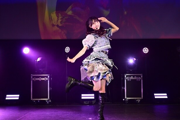 「overture」が流れる中、メンバーが一人ずつステージに登場