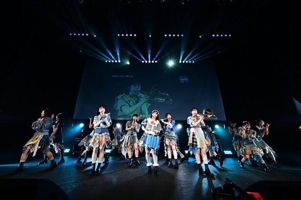 「青空について考える」は途中からメンバーが楽器演奏に加わる特別バージョンで披露