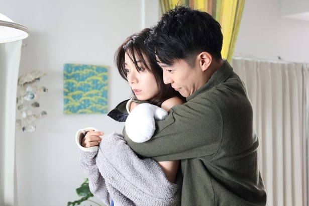 小出恵介、森カンナをバックハグする刺激的ショット公開　元暴力団組員役で「ワクワク且つヒリヒリ」＜多すぎる恋と殺人＞