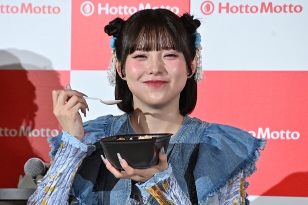 おいしそうに焼肉ビビンバを食べる福山梨乃