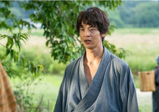 りん(見上愛)が思いを寄せる幼なじみ・虎太郎(小林虎之介)