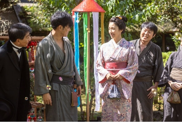 美津(水野美紀)の美しい着物姿に見惚れる信右衛門(北村一輝)