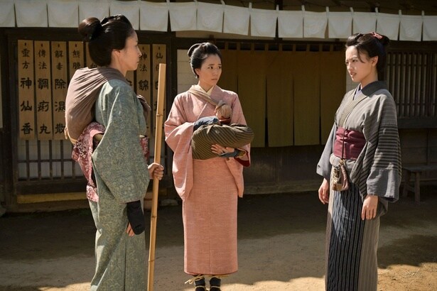 直美(上坂樹里)は美津(水野美紀)の財布を盗んだ男を捕らえる