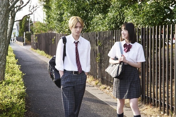 山口くん(高橋恭平)と皐(高橋ひかる)が一緒に帰るシーン