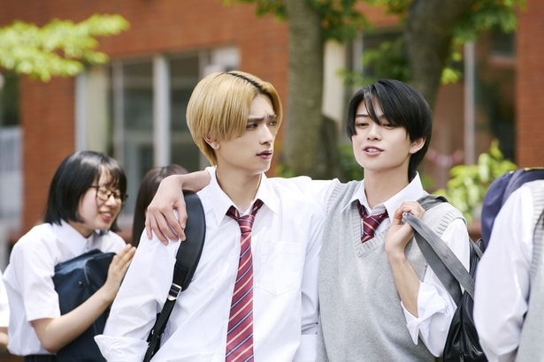 山口くん(高橋恭平)とゼロ距離で肩を組む岩崎(岩瀬洋志)