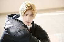 高橋恭平“山口くん”のギャップが満載の場面写真公開　岩瀬洋志“石崎”とのゼロ距離ショットも＜山口くんはワルくない＞