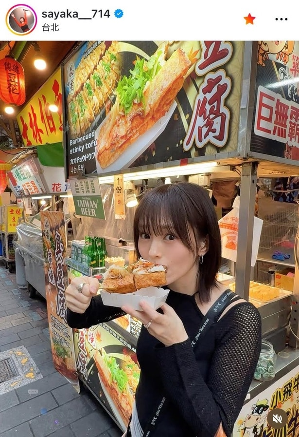 【写真】山本彩、現地っ子のように屋台でカオチョウドウフを頬張る姿