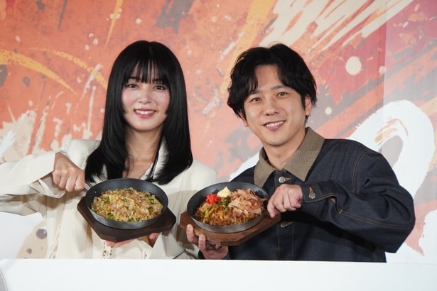 二宮和也＆池田エライザ、巨大だるま落としでスカッと　新作試食で二宮「働いている皆さんの前で食うメシ。これがまた余計美味い！(笑)」