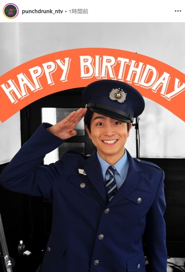 【写真】柏木悠、笑顔で敬礼ポーズ