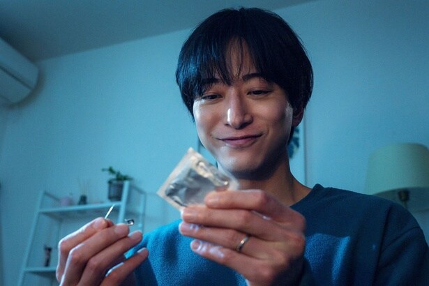 哲也(浅香航大)の本性…コンドームに嬉々として穴を開ける狂気の姿