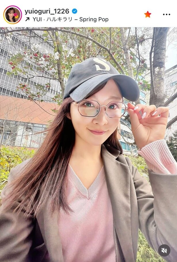 【写真】小栗有以、ほぼ“すっぴん”の春らしいニットでオフ満喫