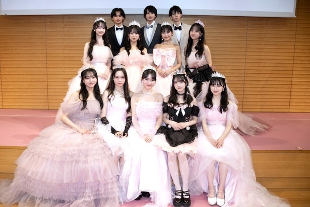 (前列左より)国本姫万里、星名ハルハ、星乃あんな、伊藤沙音、白水ひより、(中列左より)佐々木花奈、工藤唯愛、青山姫乃、松田美優、(後列左より)北島岬、西優行、松瀬太虹