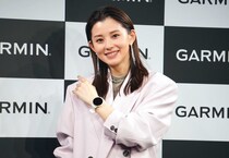 春の日差しを味方にしたみたい…朝比奈彩、レザージャケットのシンプルコーデに「かわい過ぎる」の声