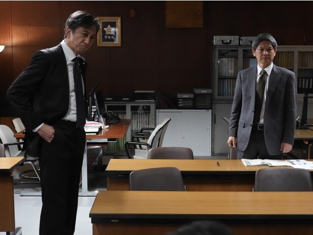 安藤(緒形直人)と捜査一課特捜係管理官・上田学(神尾佑)は上層部からの圧に険しい表情を浮かべる