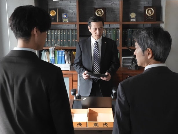 捜査一課長・北川(津田寛治)と話す今泉(福士蒼汰)と安藤(緒形直人)