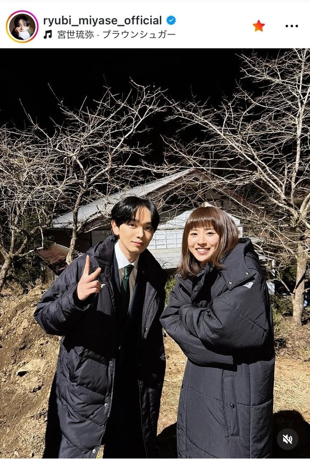 【写真】「未解決の女」山ロケ…宮世琉弥、黒島結菜とのオフショが上司部下関係とは思えぬ姿
