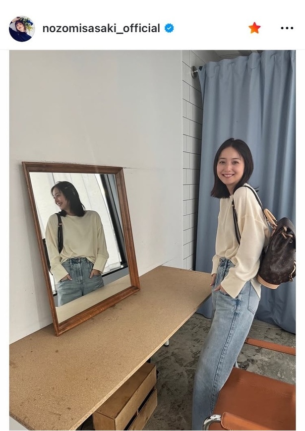  【写真】「走り回ります」…佐々木希、海外カジュアル誌の1ページのようなシンプルコーデ