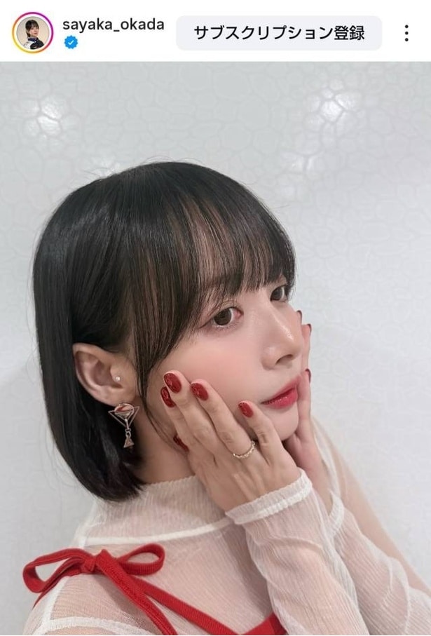 【写真】岡田紗佳、頬に手をあてて、真っ赤なニューネイル披露