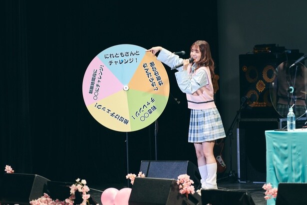 「“にれとも”さんとチャレンジ」では、来場者と力を合わせて正解を導き出す