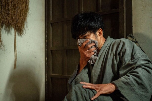 信右衛門(北村一輝)は一人納屋に籠り、病魔と闘う