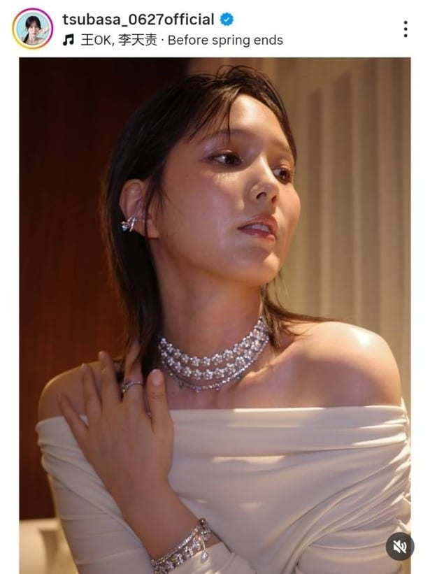 【写真】本田翼、アクセサリーもポーズも美しい白ドレス姿