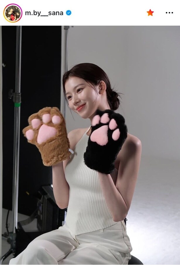 【写真】TWICE・サナ、CMのワンシーンのような“肉球ポーズ”