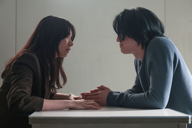 謎の精神科医・神木(前田公輝)と奔放刑事・真奈美(森カンナ)との心理戦