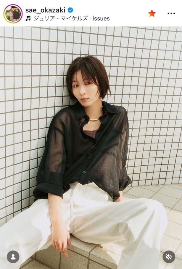 【写真】岡崎紗絵、シンプルで“大人のアクセント”効いたスタイル