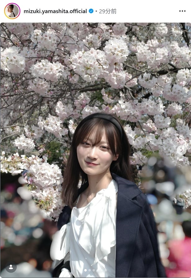 【写真】山下美月、桜を背景に“優等生”のようなコーデのショット