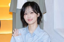 山下美月、桜をバックに写真を公開　ストレートヘアに黒カチューシャ、リボンたっぷり白ブラウスの“優等生”風コーデが印象的