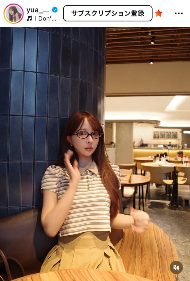 【写真】カフェのヒロインが抜け出した…三上悠亜、ボーダー×イエローの“大人”コーデ