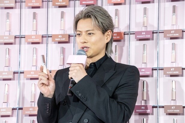 新発売のリップの魅力を語る平野紫耀