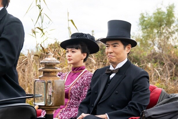 巌(高嶋政宏)＆捨松(多部未華子)夫妻の気品あふれる登場シーン